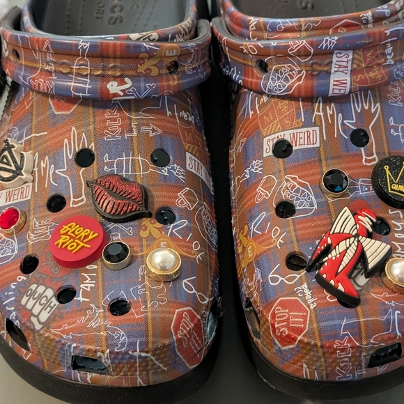 Cruella DEVILLE CROCS 🐾with Charms - Picture 5 of 6